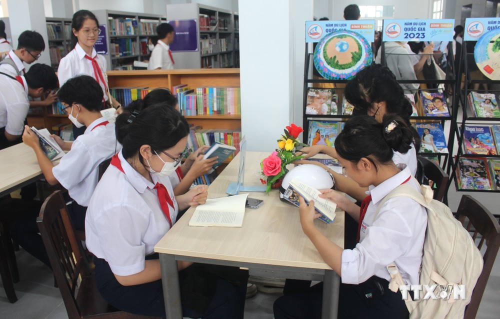Các học sinh đọc sách tại Ngày hội. Ảnh: Hồng Hiếu - TTXVN
