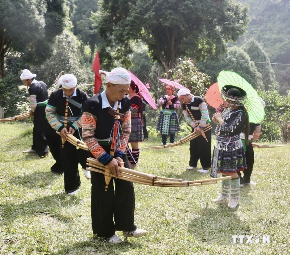 Múa khèn thường được các chàng trai người Mông biểu diễn tại những lễ hội lớn của đồng bào. Ảnh: Tuấn Anh - TTXVN
