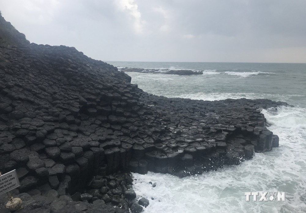 Gành Đá Đĩa, huyện Tuy An (tỉnh Phú Yên) gồm các cột đá hình tròn, lục giác, xếp chồng lên nhau trải dài dọc ven biển. Ảnh: Phạm Cường-TTXVN