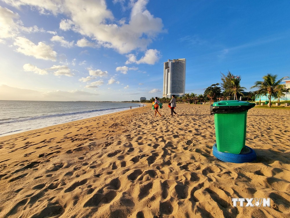 Thùng rác bố trí ở biển Bình Sơn (thành phố Phan Rang – Tháp Chàm) góp phần bảo vệ môi trường. Ảnh: Nguyễn Thành – TTXVN