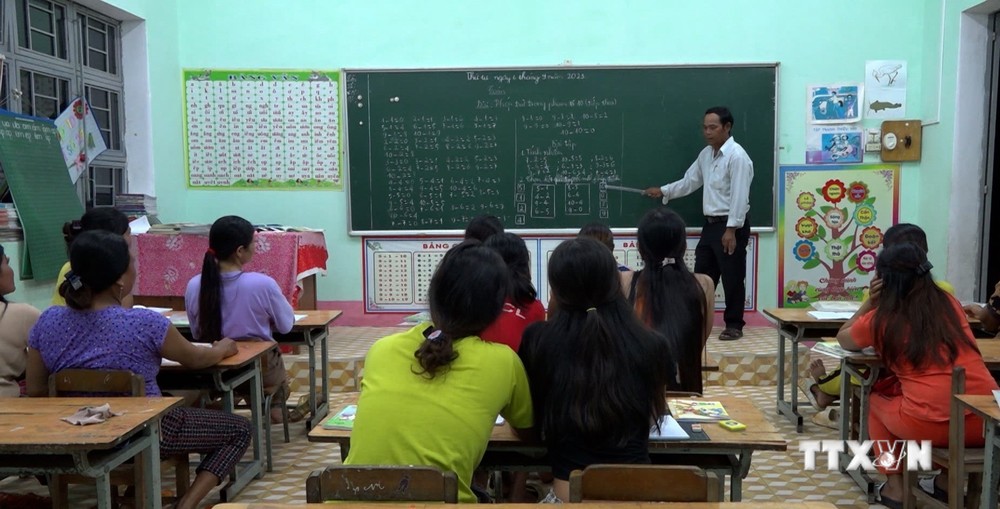 Lớp học xóa mù chữ tại xã Chư Drăng, huyện Krông Pa, tỉnh Gia Lai. Ảnh: TTXVN phát