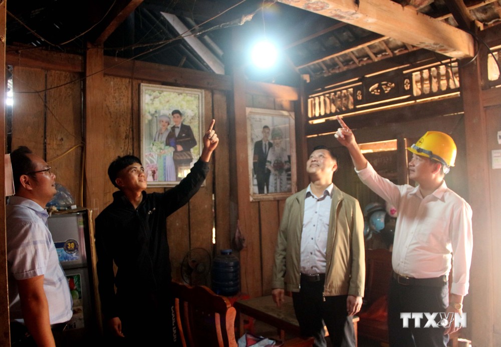 Niềm vui của người dân thôn Bum Kẹn, xã Hùng Lợi (Yên Sơn, Tuyên Quang) khi có điện lưới quốc gia. Ảnh: Quang Cường – TTXVN
