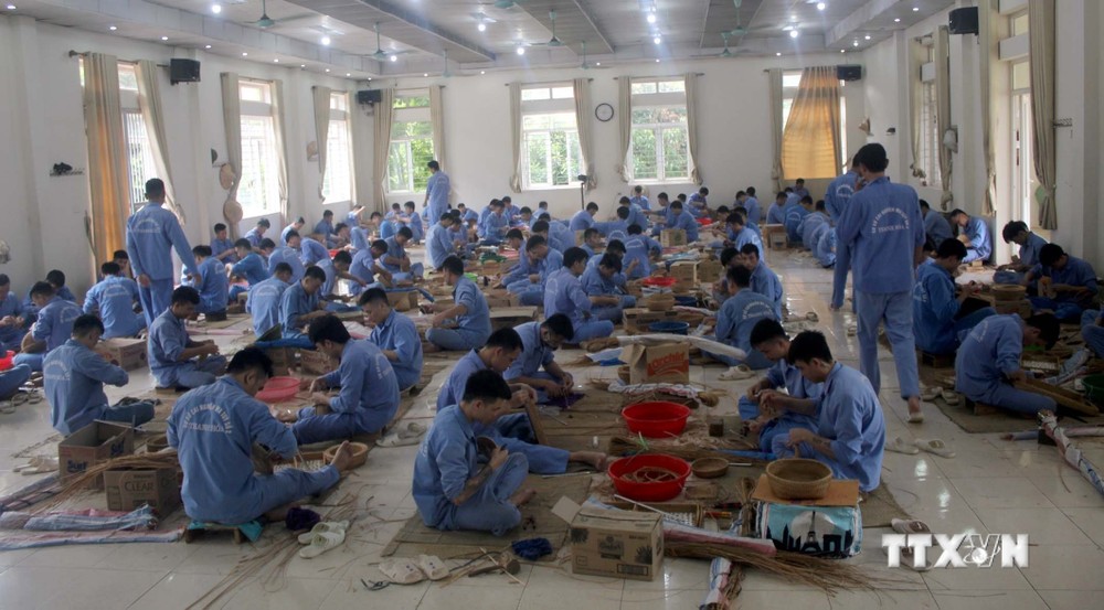 Các học viên cai nghiện ma túy được đào tạo nghề. Ảnh: Nguyễn Nam - TTXVN
