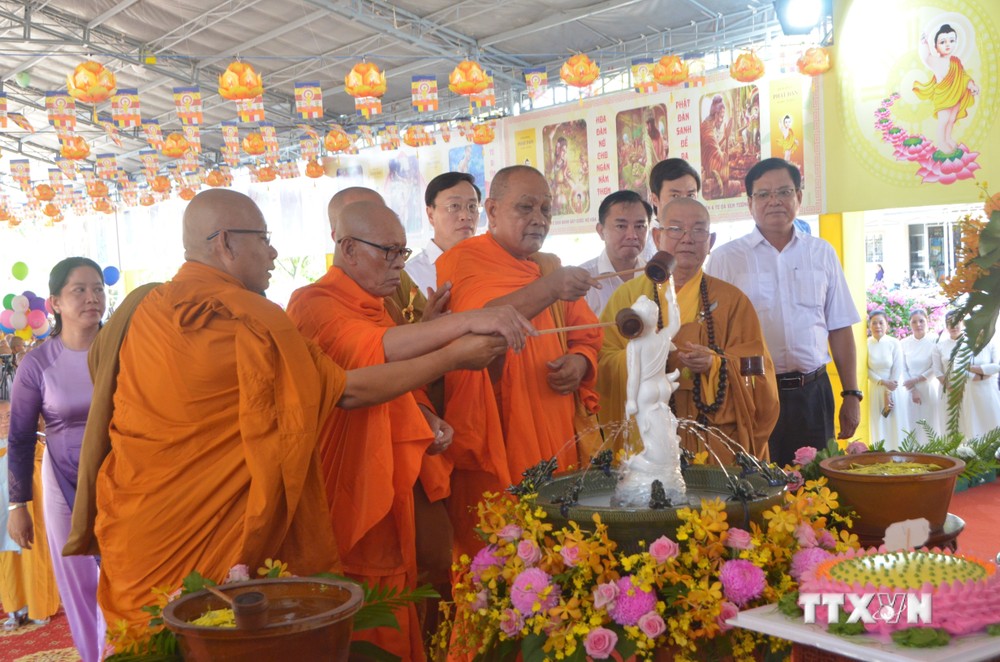 Trong ảnh: Các Chư tăng và đại biểu cùng tham gia lễ Tắm Phật tại buổi lễ. Ảnh: Chanh Đa-TTXVN.
