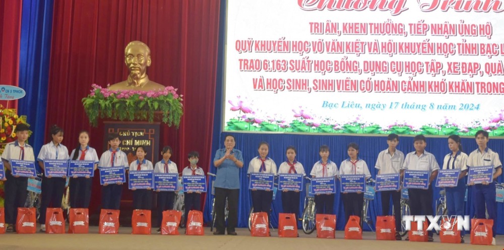 Trao học bổng và quà tặng cho học sinh có hoàn cảnh khó khăn tại chương trình. Ảnh: Tuấn Kiệt – TTXVN