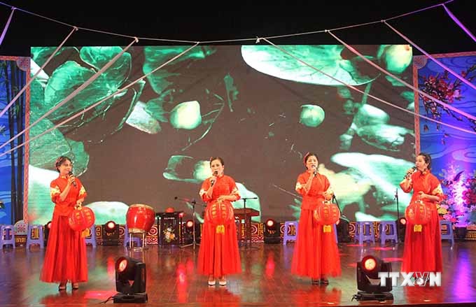 Hội diễn nghệ thuật quần chúng và trình diễn trang phục truyền thống dân tộc Hoa