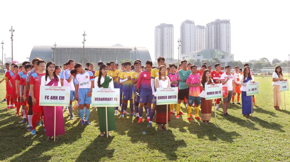 Quang cảnh khai mạc giải bóng đá cúp Tết Chôl Chhnăm Thmây lần thứ I tại sân vân động Phú Thọ (thành phố Hồ Chí Minh)