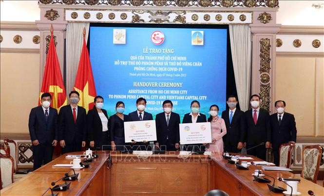 Lễ trao quà của Thành phố Hồ Chí Minh tặng thủ đô Viêng Chăn và thủ đô Phnom Penh.