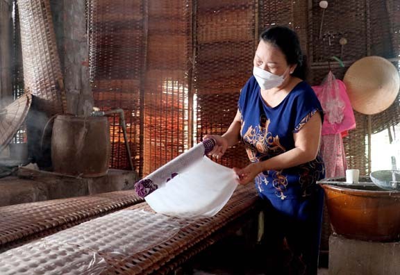 Nhờ nguồn vốn chính sách, gia đình chị Nguyễn Thị Bạch Phượng ở thành phố Tân An mở rộng quy mô lò bánh tráng và tạo việc làm thường xuyên cho chị em phụ nữ. Ảnh: Đức Hạnh - TTXVN