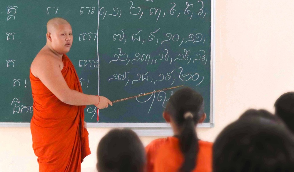 Hè về rộn ràng lớp học chữ Khmer