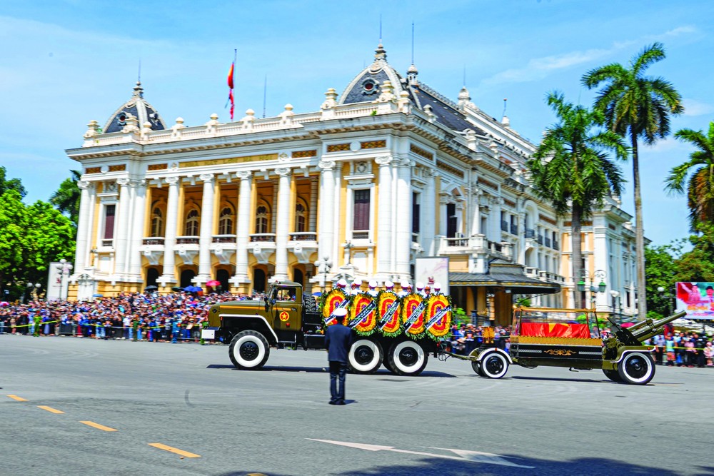 ក្បូនរថយន្តដង្ហែមឈូសលោកអគ្គលេខាបក្ស ង្វៀន ភូត្រុង ឆ្លងកាត់ទីលានបដិវត្តន៍ខែ សីហា