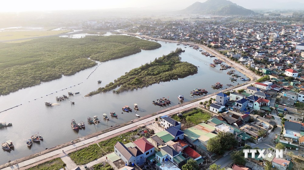 Xã Thạch Kim (huyện Lộc Hà, Hà Tĩnh) hiện có hơn 100 tàu thuyền đánh bắt cá, cung cấp nguồn nguyên liệu dồi dào cho nghề nướng cá của người dân địa phương. Ảnh: Hữu Quyết – TTXVN