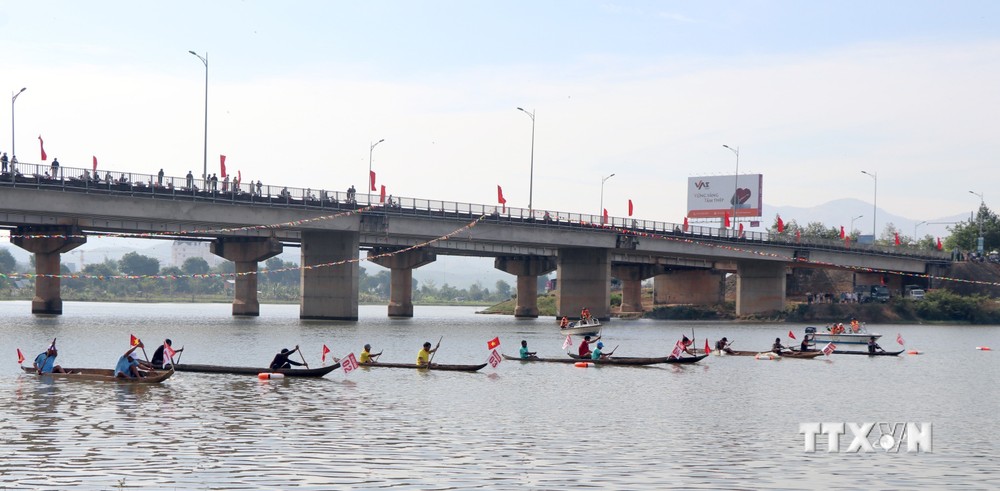 Sôi động giải đua thuyền độc mộc ở thành phố Kon Tum