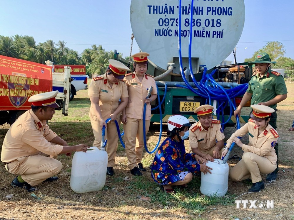Tuổi trẻ Công an tỉnh Bến Tre hỗ trợ nước ngọt cho người dân vùng hạn, mặn ở huyện Bình Đại. Ảnh: Huỳnh Phúc Hậu - TTXVN