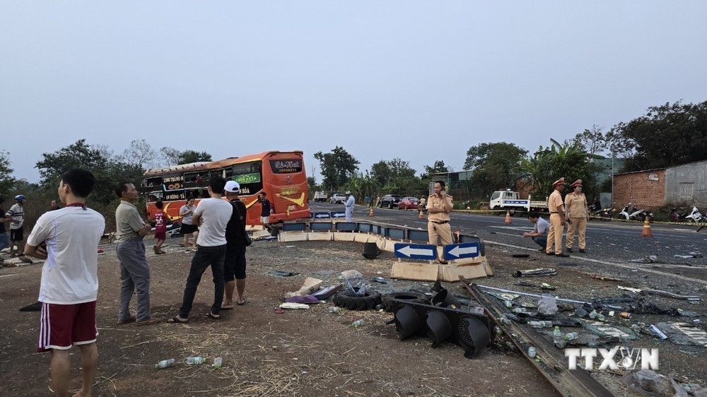 Gia Lai: Va chạm mạnh giữa hai ô tô khách, một người tử vong, 16 người bị thương