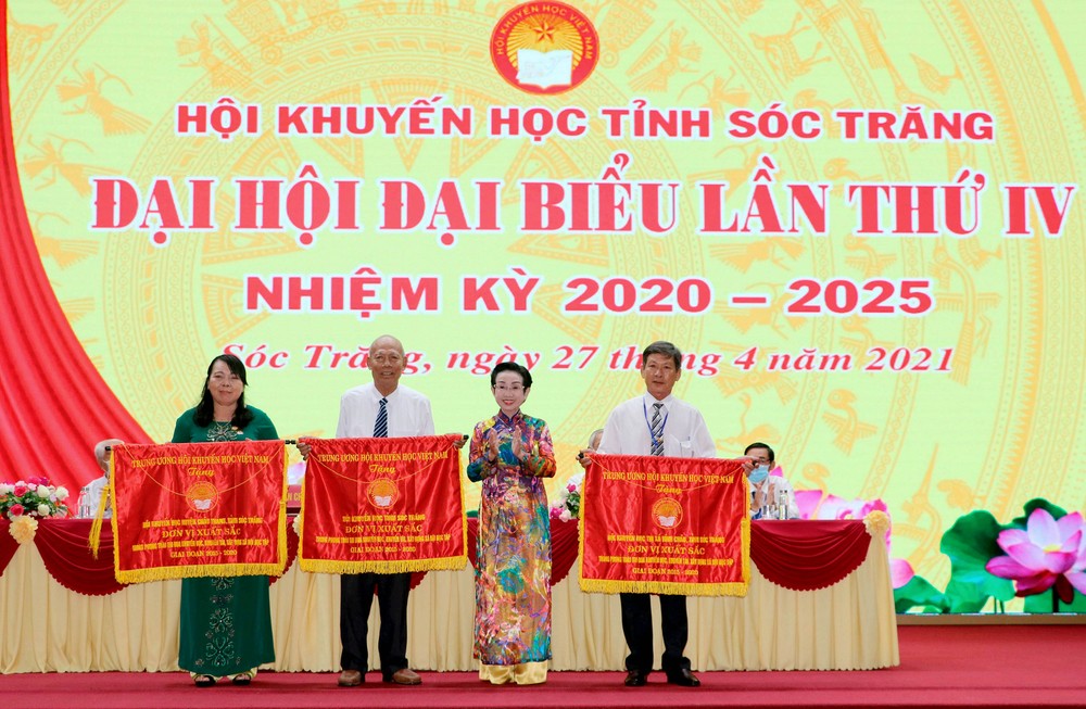 Phó giáo sư Tiến sĩ Trương Thị Hiền, Phó chủ tịch Trung ương Hội khuyến học Việt Nam trao cờ thi đua cho 3 tập thể. Ảnh: Trung Hiếu