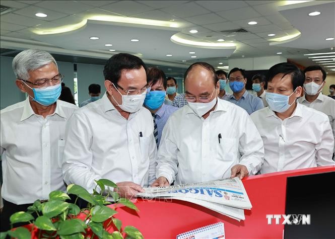 Chủ tịch nước Nguyễn Xuân Phúc thăm Báo Sài Gòn Giải phóng. Ảnh: Thống Nhất – TTXVN