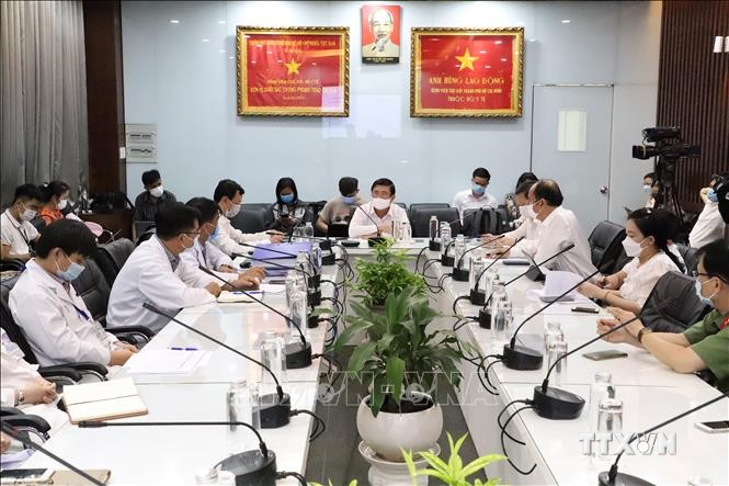 Chủ tịch UBND Thành phố Hồ Chí Minh Nguyễn Thành Phong làm việc với lãnh đạo bệnh viện Chợ Rẫy. Ảnh: Hồng Giang - TTXVN