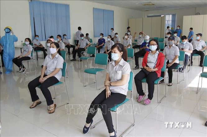 Công nhân tại Công ty TNHH Kim may Organ Việt Nam tại Khu chế xuất Tân Thuận tham gia xét nghiệm sàng lọc COVID-19 ngẫu nhiên. Ảnh: Thanh Vũ - TTXVN