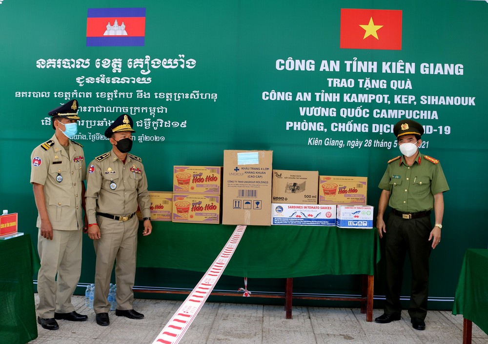 Phó Giám đốc Công an tỉnh Kiên Giang Đại tá Lê Văn Quý trao tặng quà cho Công an tỉnh Kampot và tỉnh Sihanouk.