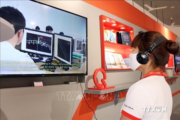 Khách tham quan tìm hiểu các sản phẩm, giải pháp công nghệ của doanh nghiệp trong Công viên phần mềm Quang Trung. Ảnh: Tiến Lực - TTXVN