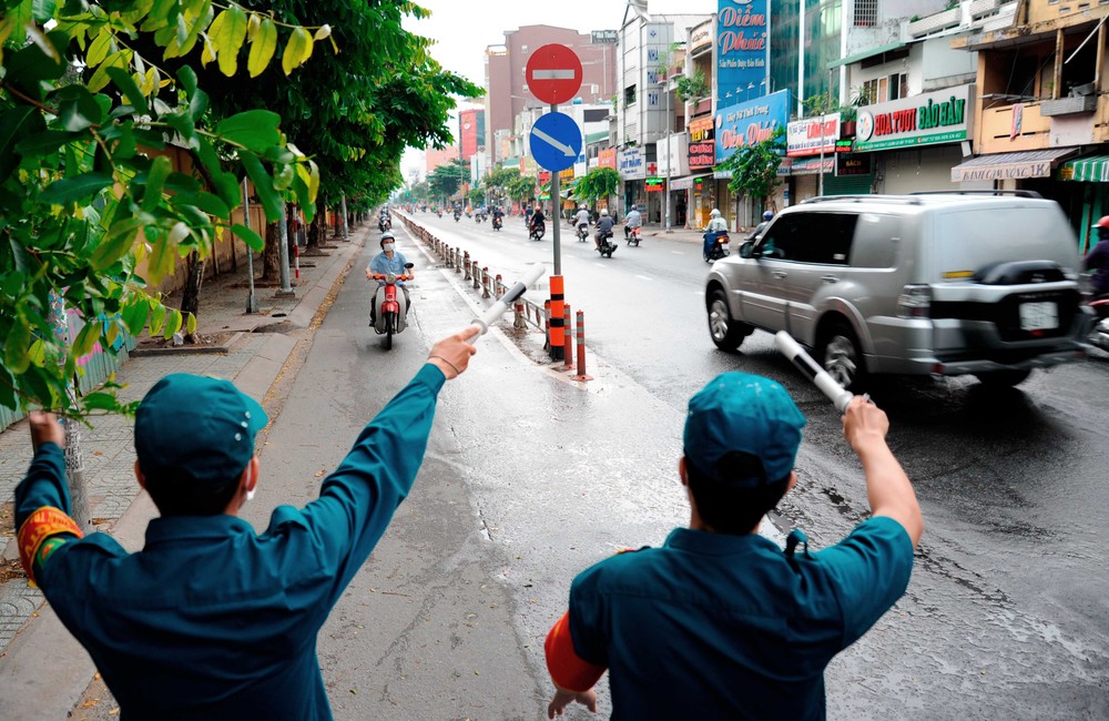Các lực lượng chức năng hướng dẫn người dân quay đầu xe khi di chuyển vào địa bàn quận Gò Vấp. Ảnh: An Hiếu - Báo ảnh DT&MN
