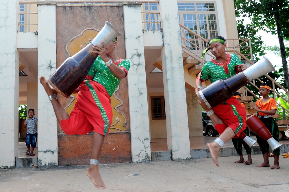Để thực hiện các kỹ thuật khó trong bài múa Chhay - dăm, người múa phải luyện tập rất nhiều để có sức khỏe dẻo dai, thanh thoát trong từng động tác tay kết hợp với chân nhịp nhàng. Ảnh: An Hiếu 