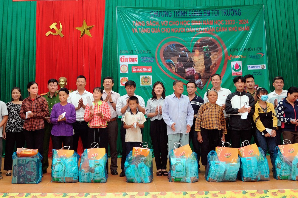 trao tặng quà cho các học sinh dân tộc thiểu số của xã Long Sơn, huyện Đắk Mil (Đắk Nông) tại chương trình. Ảnh: An Hiếu
