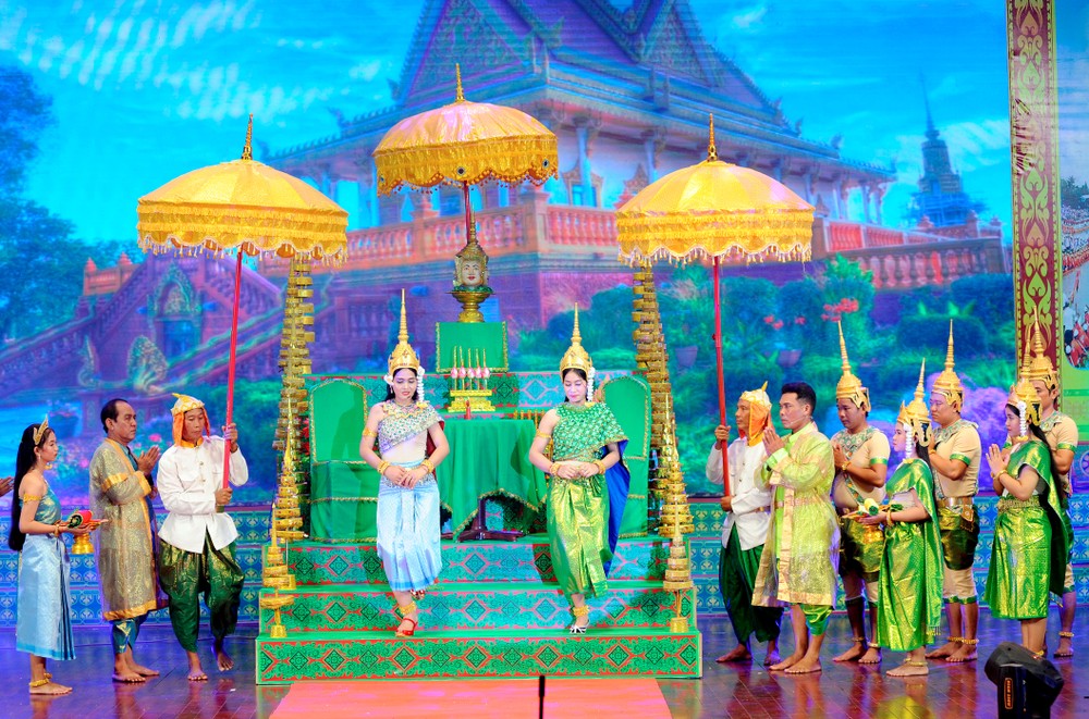 Một trích đoạn sân khấu Dù kê do các nghệ sĩ Đoàn Nghệ thuật Khmer tỉnh Sóc Trăng trình diễn vào những ngày lễ lớn của đồng bào Khmer. Ảnh: An Hiếu