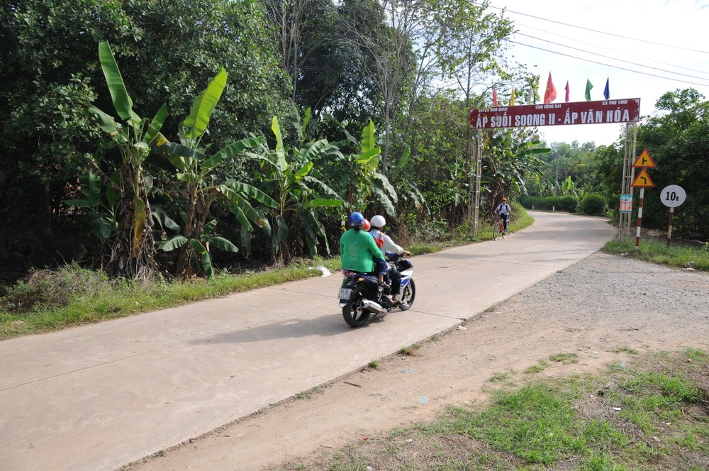 Hệ giao thông nông thôn được nâng cấp mở rộng đáp ứng nhu cầu đi lại, vận chuyển hàng hóa của người dân ở xã Phú Vinh (Định Quán, Đồng Nai). Ảnh: An Hiếu