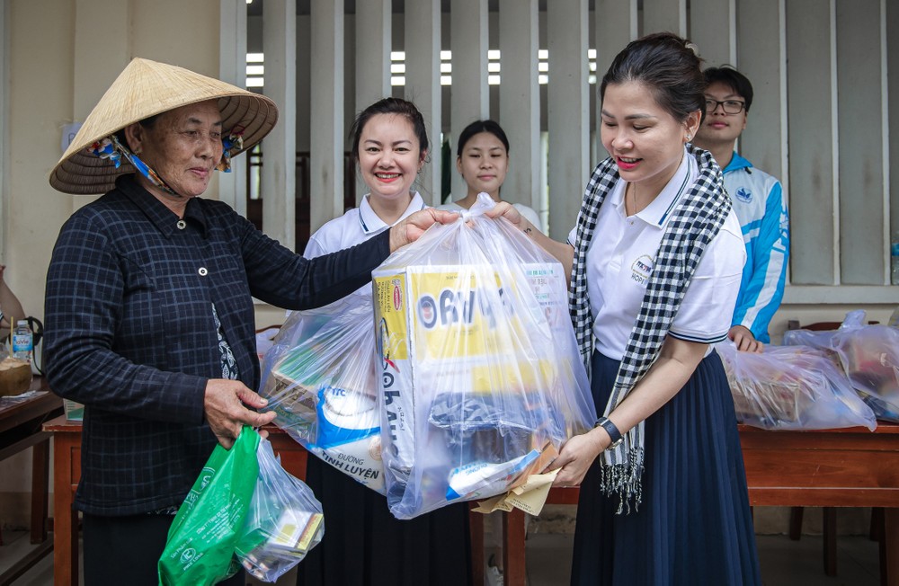 Ban tổ chức trao quà cho người dân có hoàn cảnh khó khăn ở xã Bảo Thạnh, huyện Ba Tri (Bến Tre). Ảnh: An Hiếu