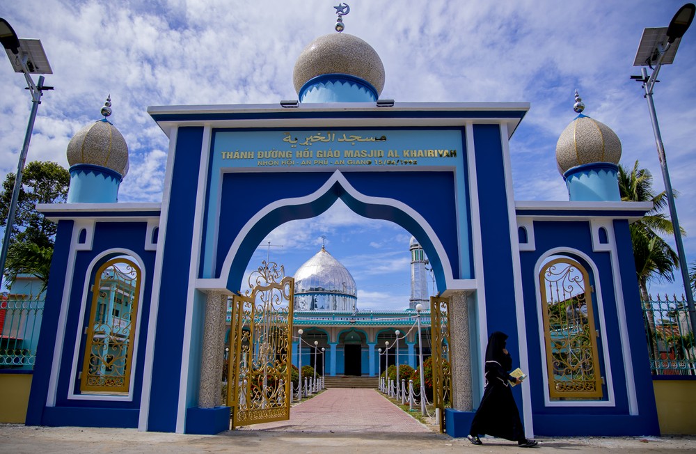 Từ cổng nhìn vào thánh đường Masjid Al Khairiyah có kiến trúc với màu sắc rất nổi bật, độc đáo, huyền bí, điểm tham quan lý tưởng cho những du khách đam mê khám phá về văn hóa bản địa. Ảnh: An Hiếu