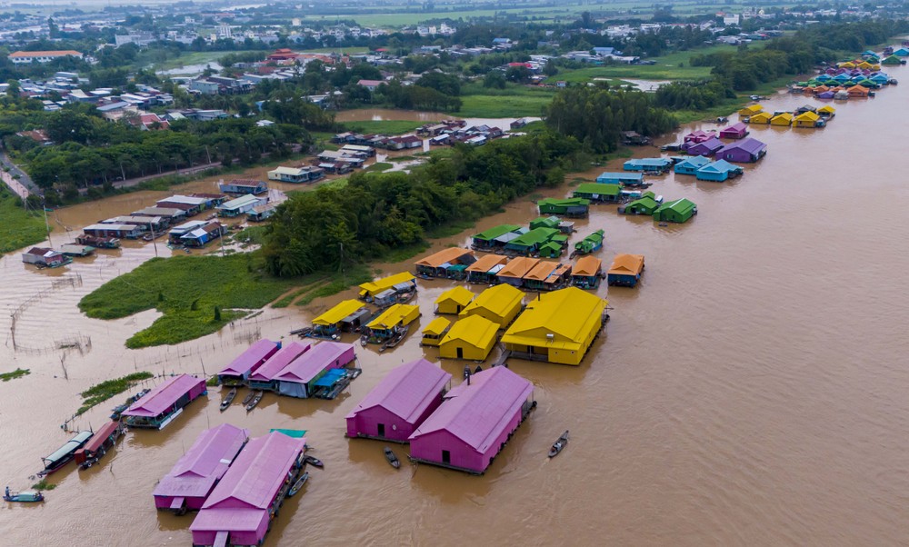 Nhìn từ trên cao, những bè nuôi cá được phủ nhiều màu sắc làm nổi bật cả đoạn sông Châu Đốc. Ảnh: An Hiếu