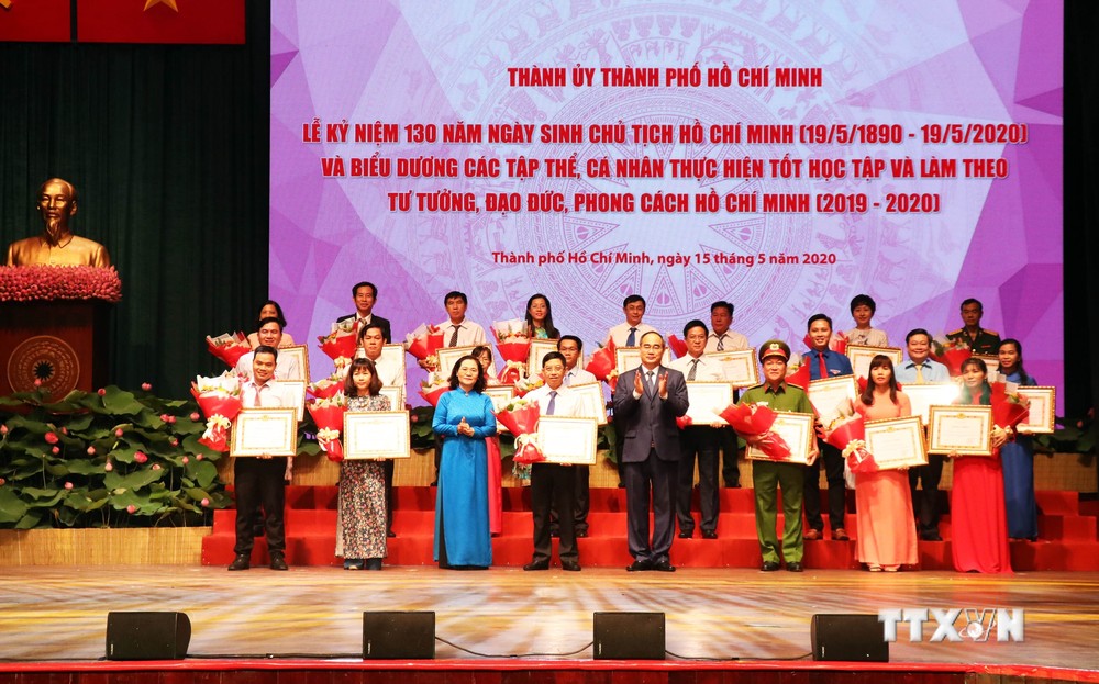 胡志明主席诞辰130周年：河内和胡志明市数百名优秀青年受表彰