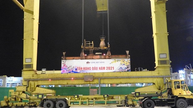岘港港口迎接2021年新年首批货物进港