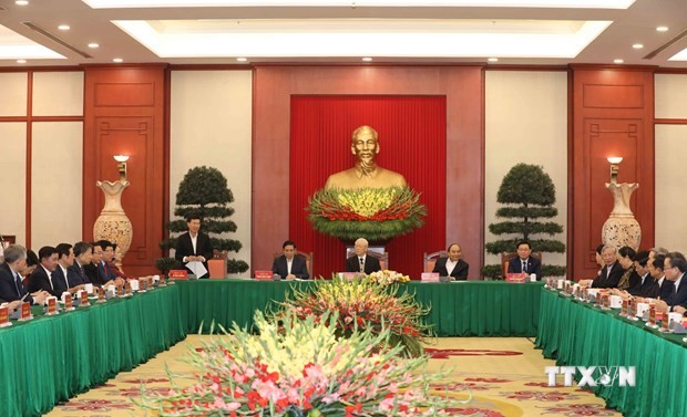 越共中央政治局与越共第十二届原中央政治局委员、书记处书记和中央委员举行见面会