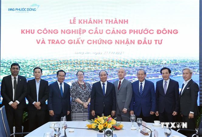政府总理阮春福会见各国驻越总领事和跨国公司领导人