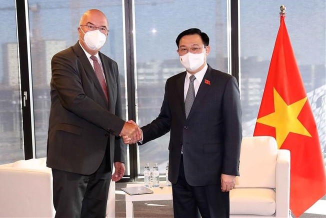 越南国会主席王廷惠会见奥地利部分企业代表