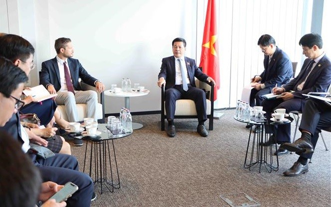 越南工贸部长和比利时企业商讨合作生产新冠疫苗事宜