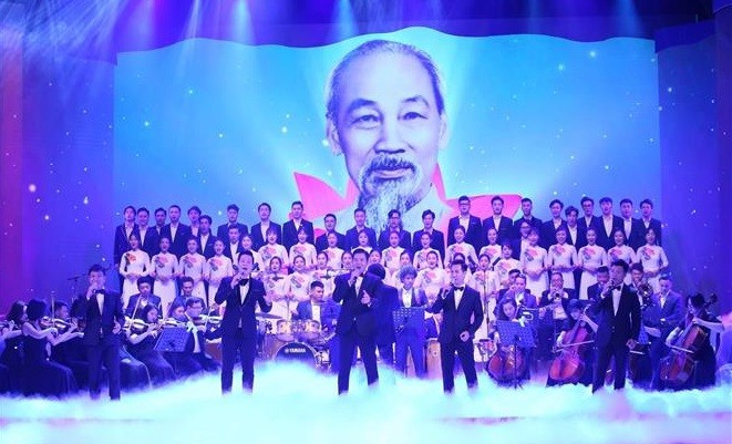 政府总理范明政出席“信心与希望”特殊艺术活动