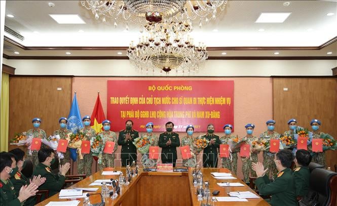 越南12名军官接受执行联合国维和任务的决定
