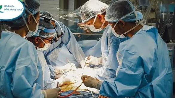 国家主席阮春福赞扬越南中央儿童医院成功为9个月大婴儿进行肝移植手术