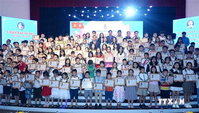 越南国家副主席武氏映春向成绩优异学生颁发奖状