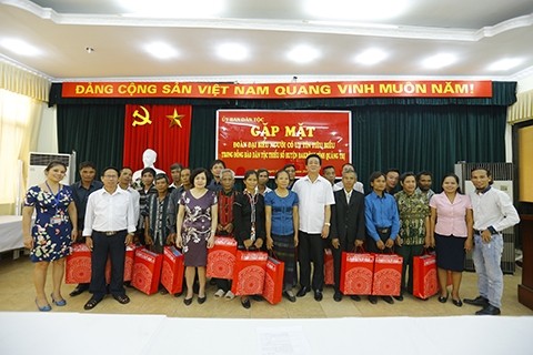 Thứ trưởng, Phó Chủ nhiệm Ủy ban Dân tộc Hoàng Xuân Lương chụp ảnh cùng Đoàn đại biểu người có uy tín huyện Đakrông.