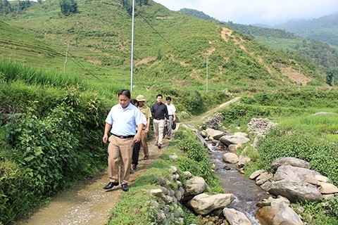 Đoàn kiểm tra công trình nước sinh hoạt tại xã Tả Phìn, huyện Sa Pa.
