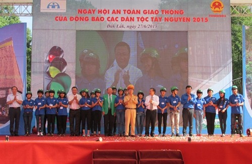Tặng 1.000 mũ bảo hiểm đảm bảo chất lượng của Tập đoàn Mai Linh cho trẻ em nghèo, đồng bào dân tộc thiểu số khó khăn. Ảnh: Phạm Cường - TTTXVN