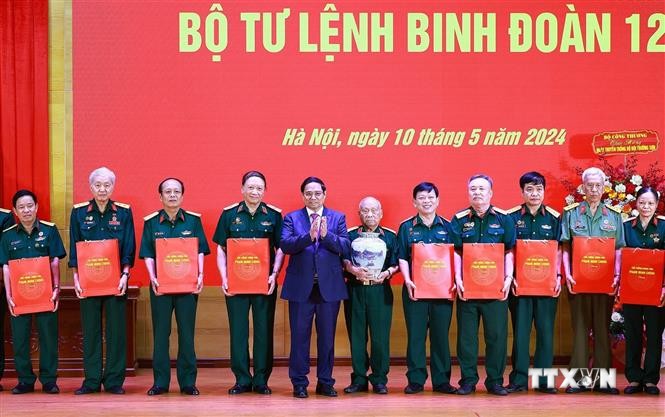 vna_potal_thu_tuong_pham_minh_chinh_tham_va_lam_viec_tai_binh_doan_12_7370005.jpg