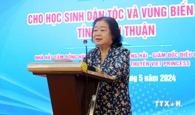 vna_potal_trao_hoc_bong_vu_a_dinh_va_cau_lac_bo_“vi_hoang_sa_-_truong_sa_than_yeu”_cho_hoc_sinh_tai_ninh_thuan___7369473.jpg