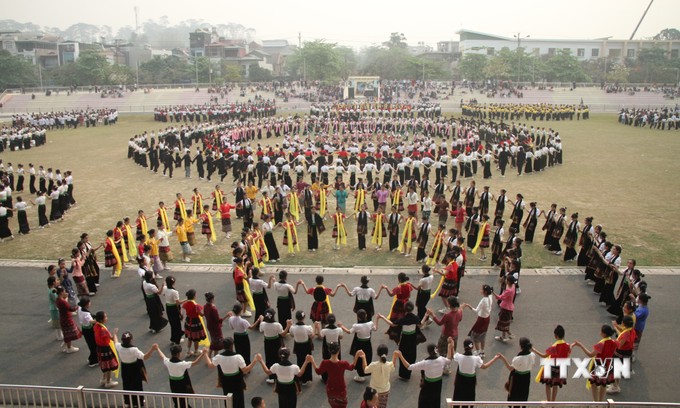 Xác lập kỷ lục đồng diễn Xòe Thái mừng 70 năm Chiến thắng Điện Biên Phủ