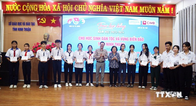 Trao học bổng Vừ A Dính cho học sinh dân tộc và vùng biển đảo tỉnh Ninh Thuận